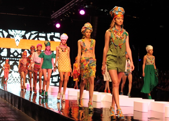 אפריקה איז היר! ססגוניות מרשימה בתצוגה של "טוונטי פור סבן". צילום: אלעד זר | TwentyFourSeven Fashion Show